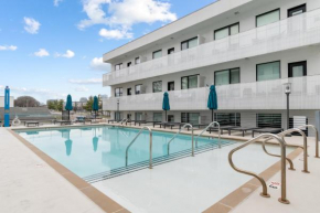 Modern, Music Row, Central, Pool, Gym